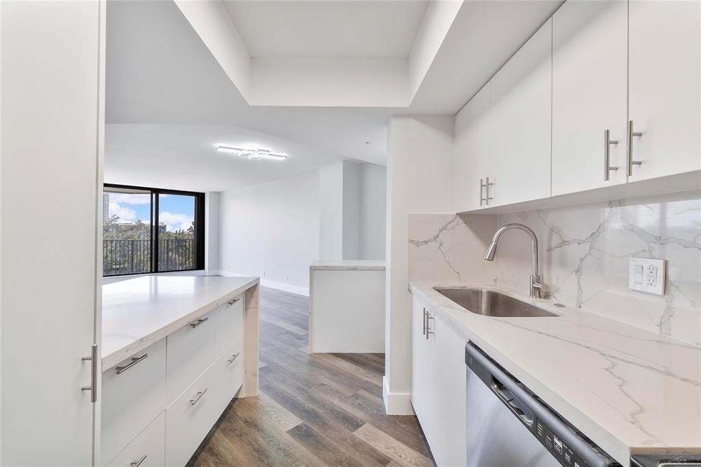 300 THREE ISLANDS Boulevard 306