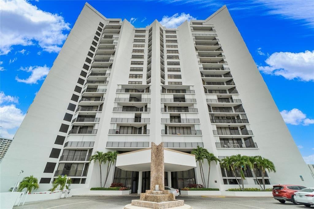 300 THREE ISLANDS Boulevard 306