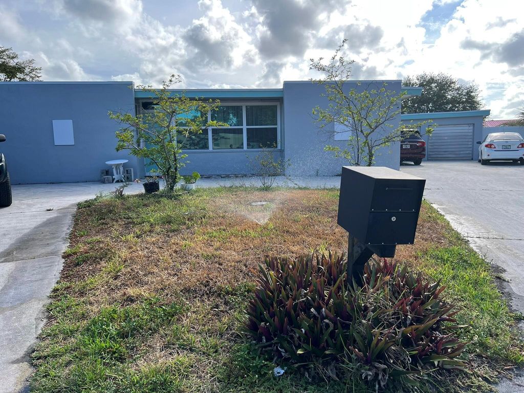 Photo of 46 Sioux Lane, Lake Worth, FL 33462 (MLS # R11091299)