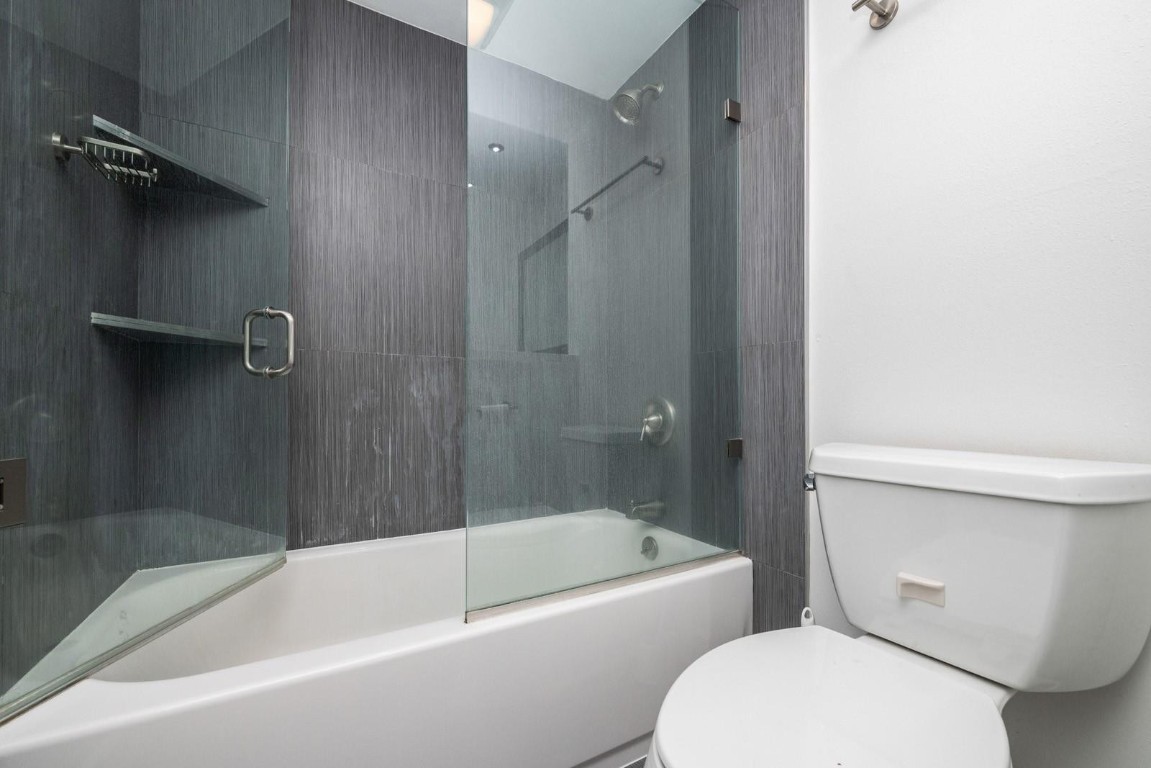 Emerald Hills C C Apts Co - Residential Lease