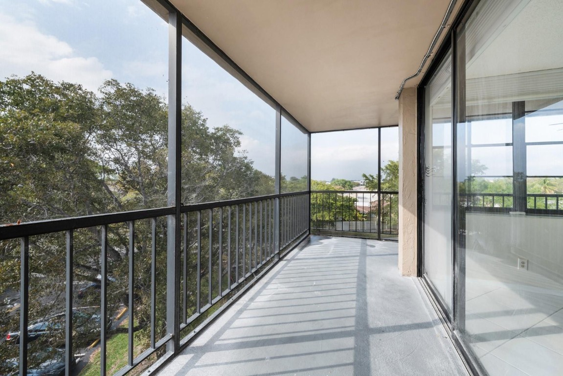 Emerald Hills C C Apts Co - Residential Lease