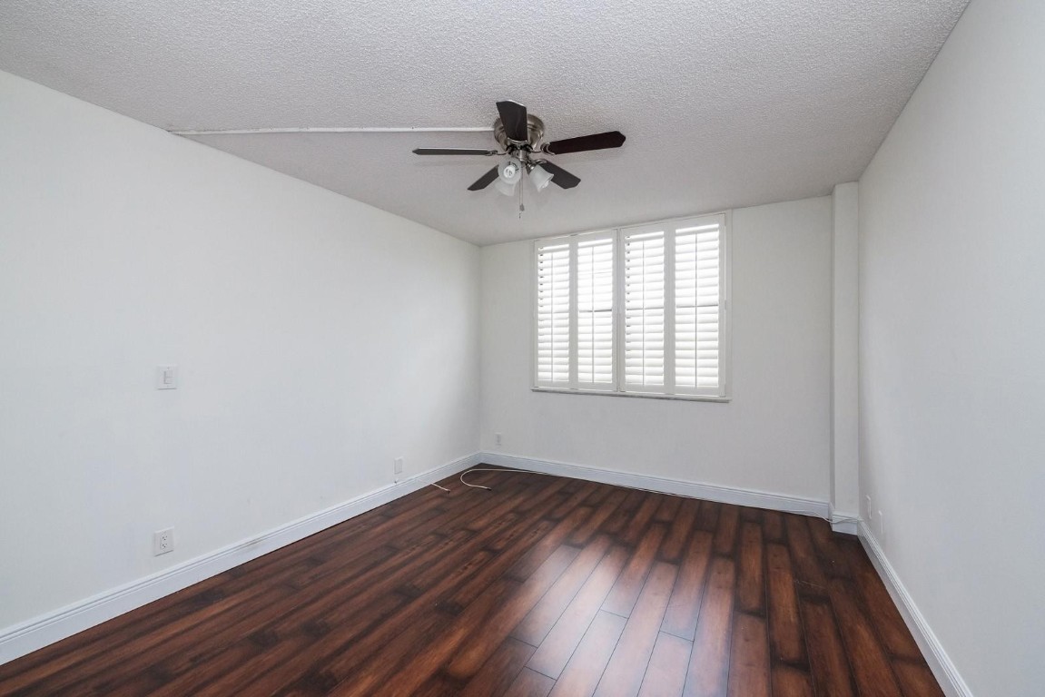 Emerald Hills C C Apts Co - Residential Lease