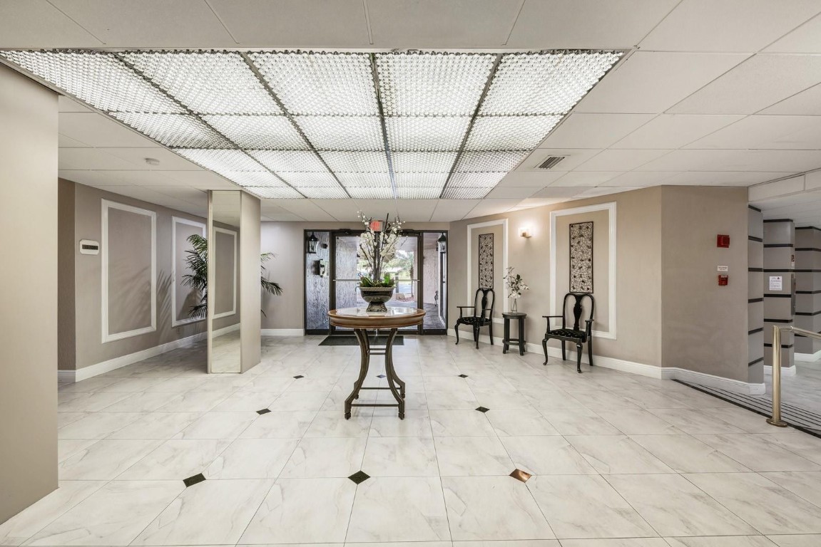 Emerald Hills C C Apts Co - Residential Lease