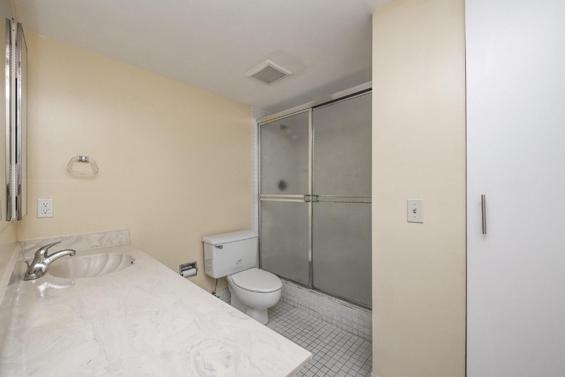 Emerald Hills C C Apts Co - Residential Lease