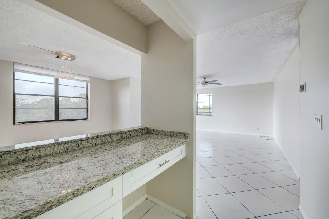 Emerald Hills C C Apts Co - Residential Lease