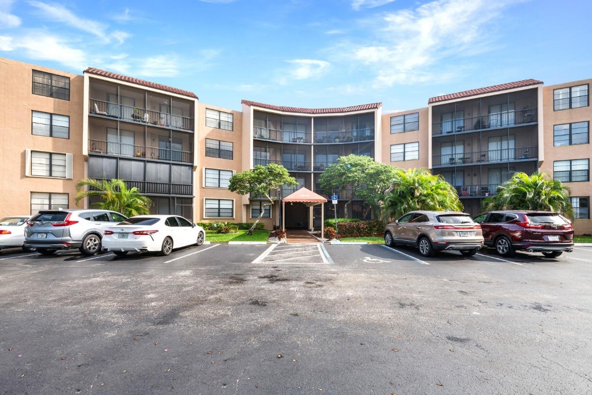 Emerald Hills C C Apts Co - Residential Lease