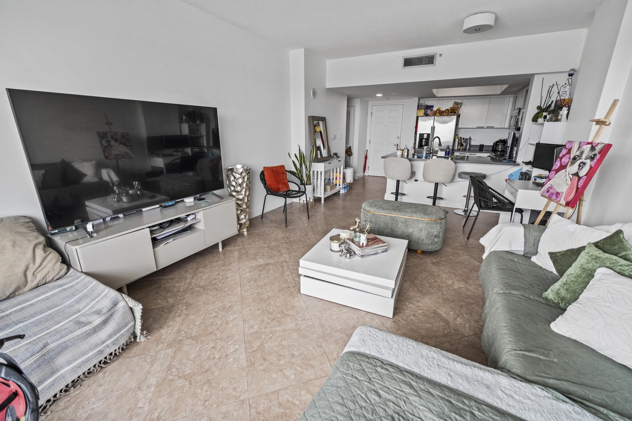 HOLLYWOOD STATION RES CONDO - Residential