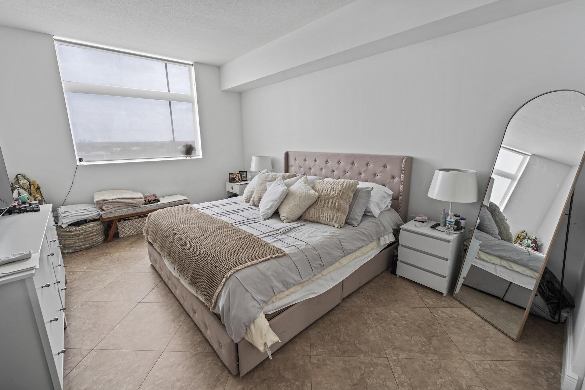 HOLLYWOOD STATION RES CONDO - Residential