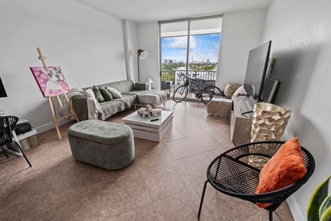 Tiny photo for 140 S Dixie Highway #733, Hollywood, FL 33020 (MLS # B26013035)