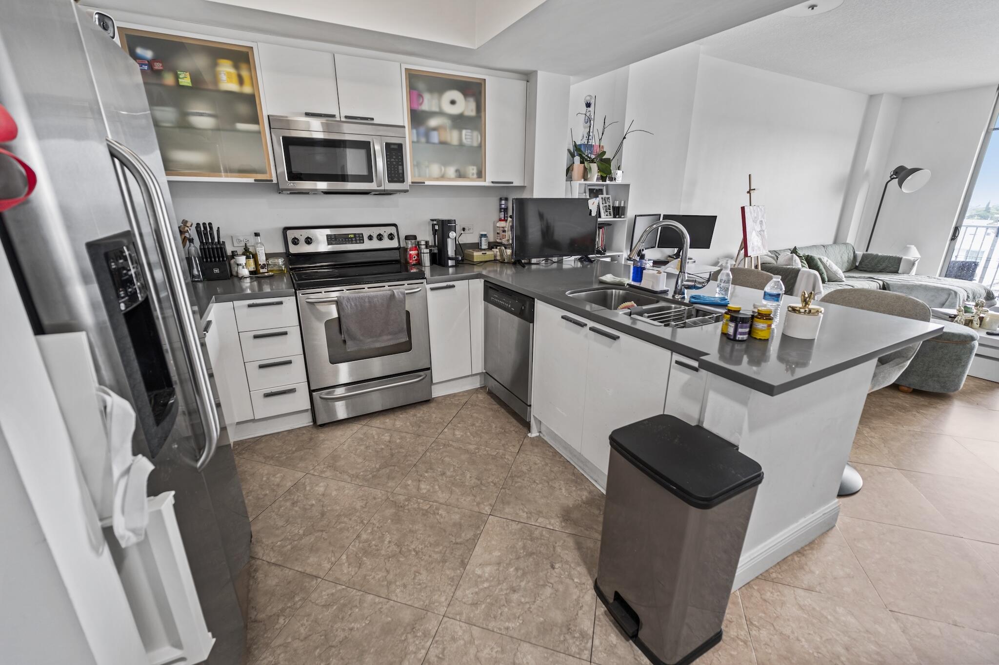 HOLLYWOOD STATION RES CONDO - Residential