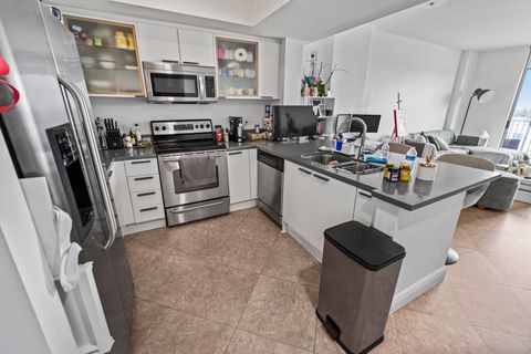 Tiny photo for 140 S Dixie Highway #733, Hollywood, FL 33020 (MLS # B26013035)