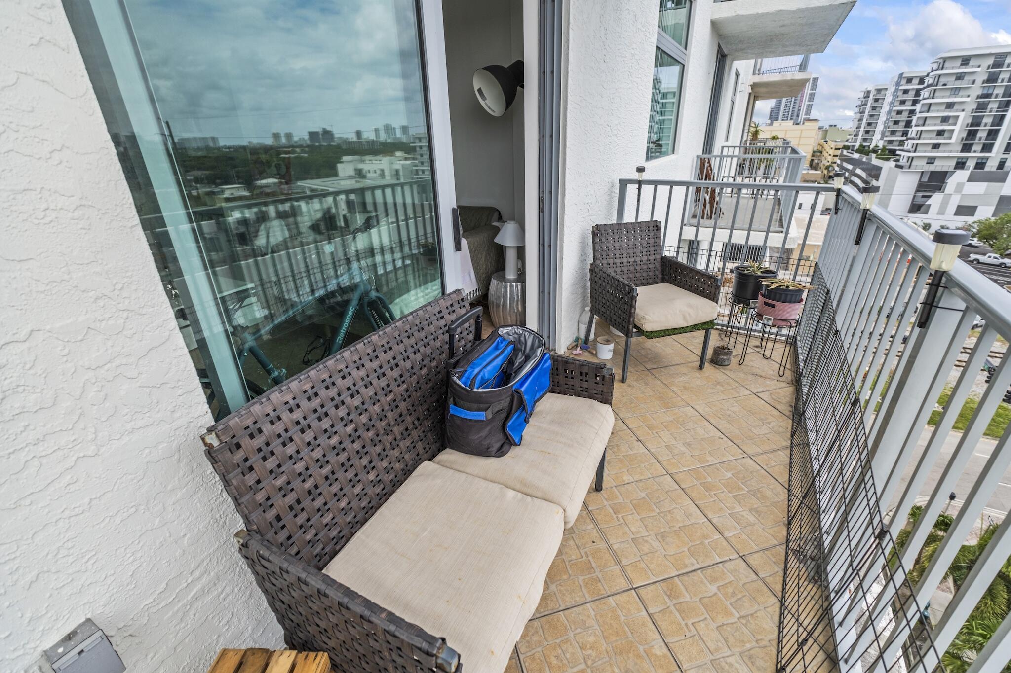 HOLLYWOOD STATION RES CONDO - Residential