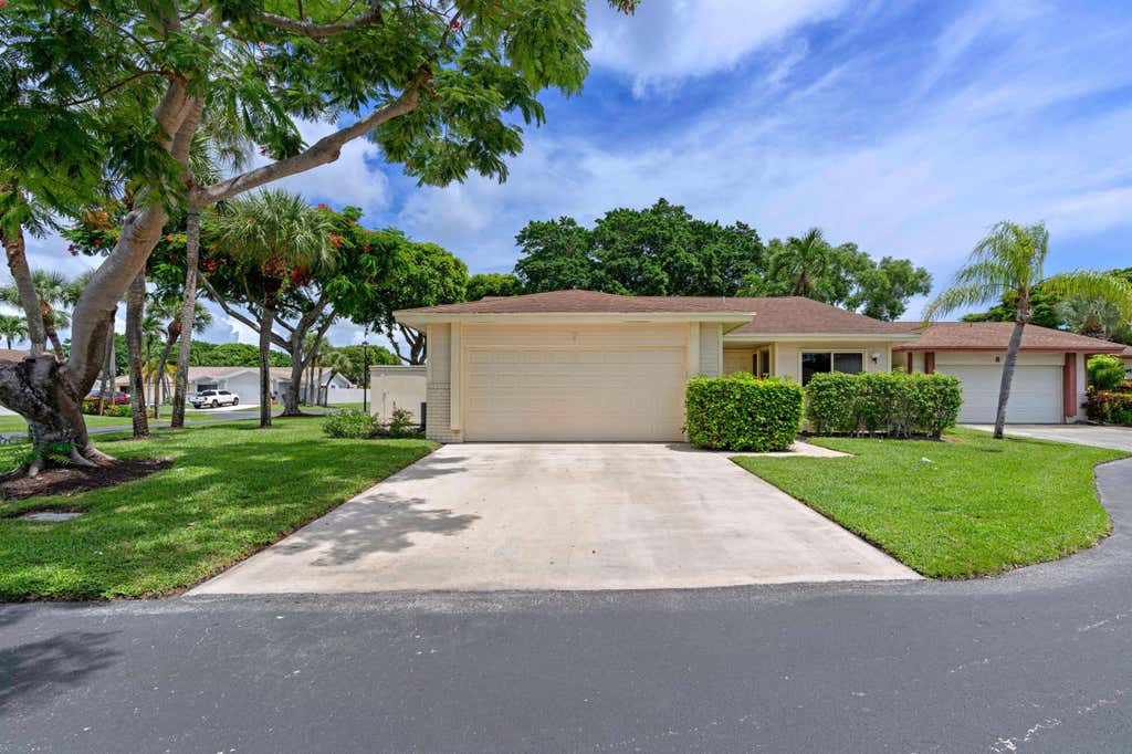 Photo of 9 Danby Place, Boynton Beach, FL 33426 (MLS # B26063166)