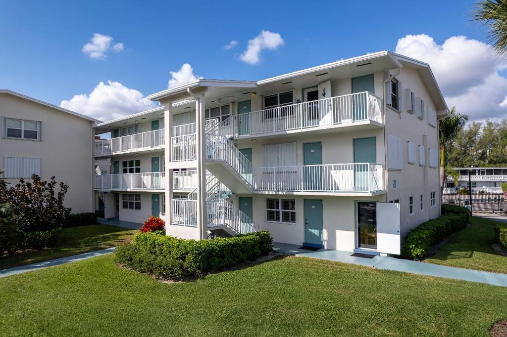 Photo of 210 Horizons E #111, Boynton Beach, FL 33435 (MLS # R11142638)
