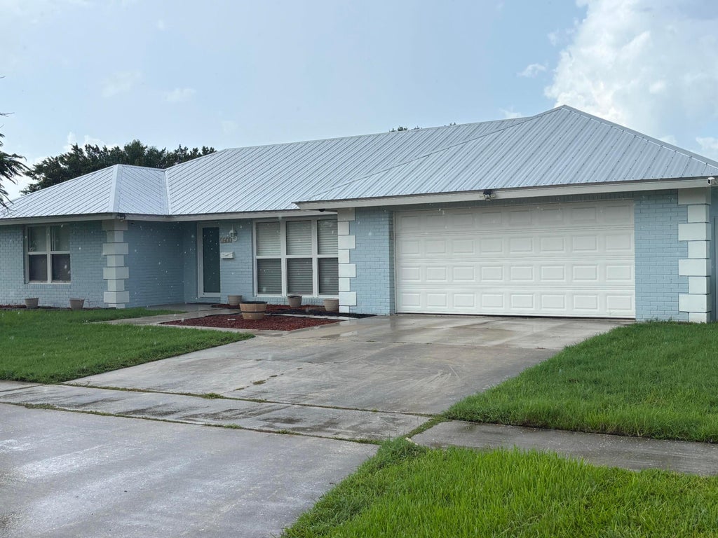 Photo of 1473 SE SUNSHINE Avenue, Port Saint Lucie, FL 34952 (MLS # B26073932)