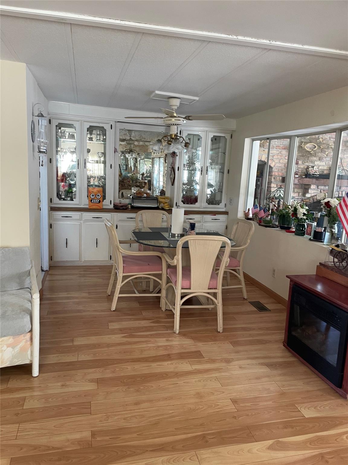 Ravenswood Estates & Mari - Residential Lease