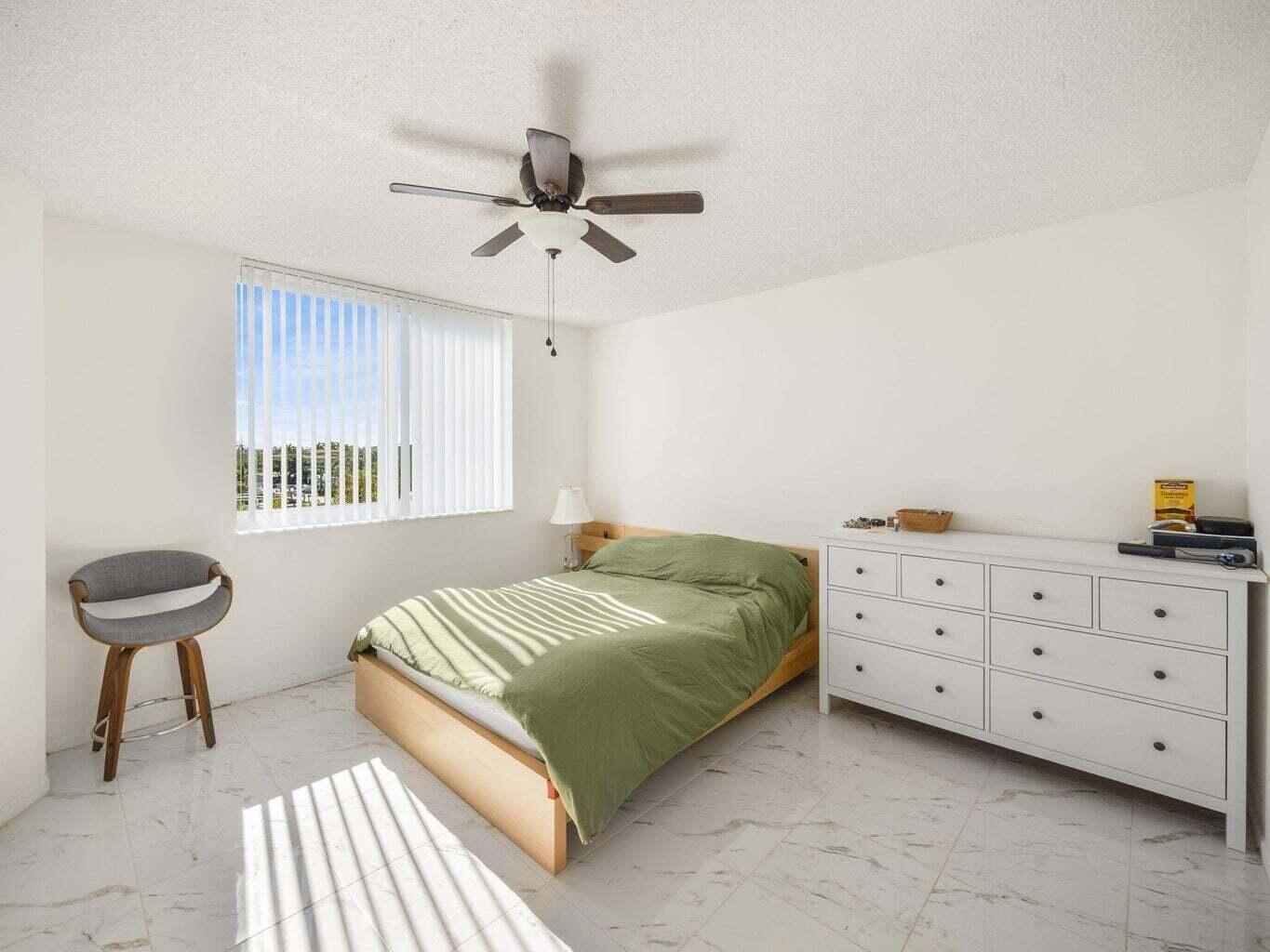 HYPOLUXOS MARINERS CAY CO - Residential Lease