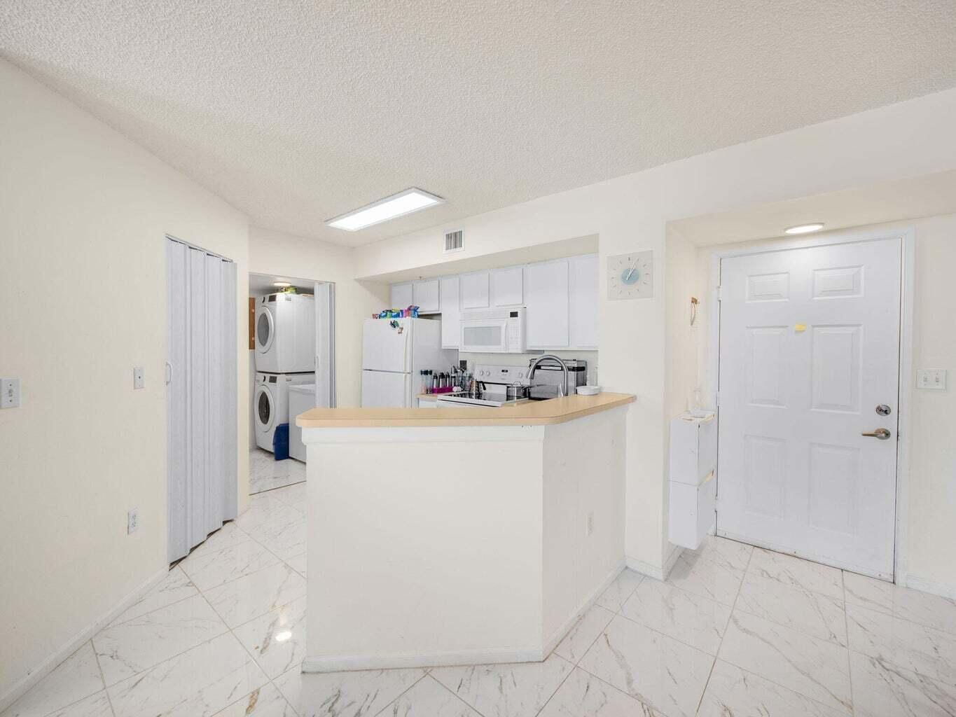 HYPOLUXOS MARINERS CAY CO - Residential Lease