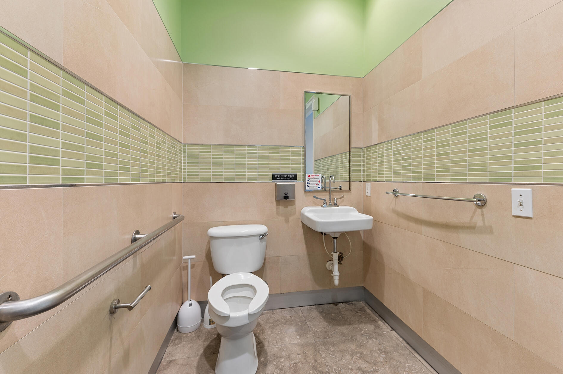 Main image without alt text