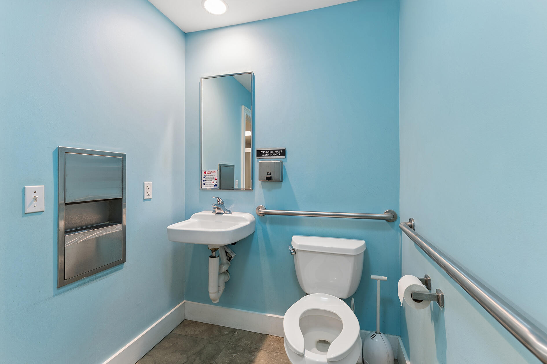 Main image without alt text