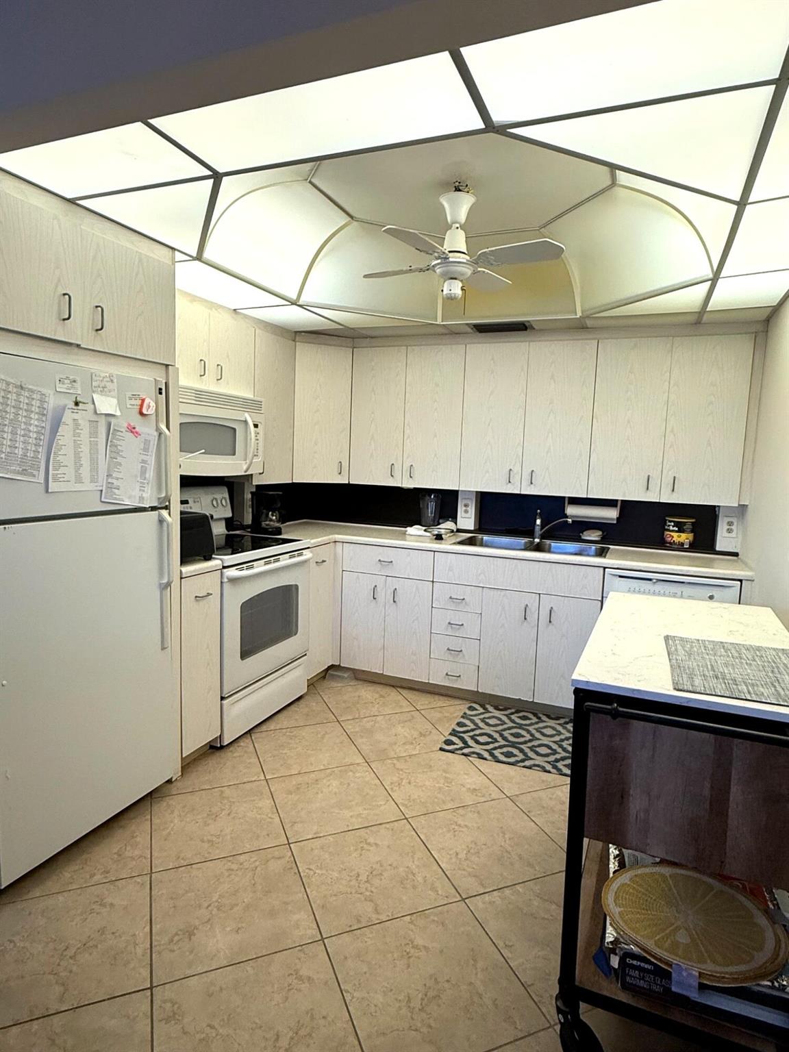 CENTURY VILLAGE CONDO - Residential Lease