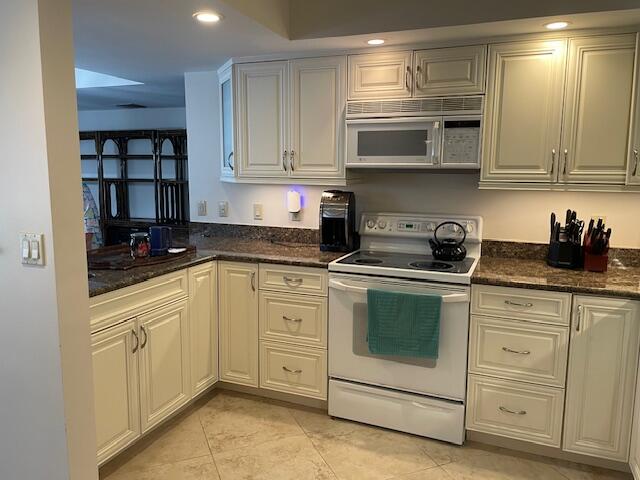 TWELVE OAKS CONDO - Residential