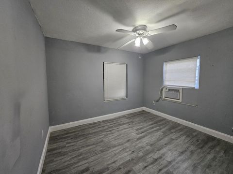 1600 NW 93rd St - Miami FL 33147