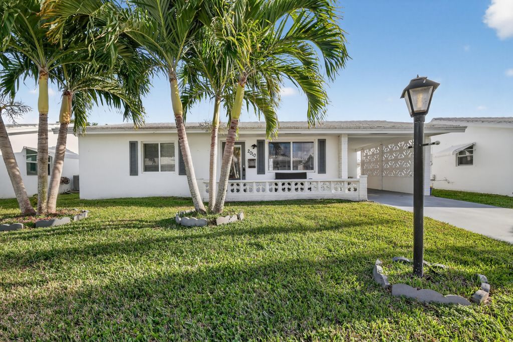 Photo of 2010 SW 6th Avenue, Boynton Beach, FL 33426 (MLS # R11169880)
