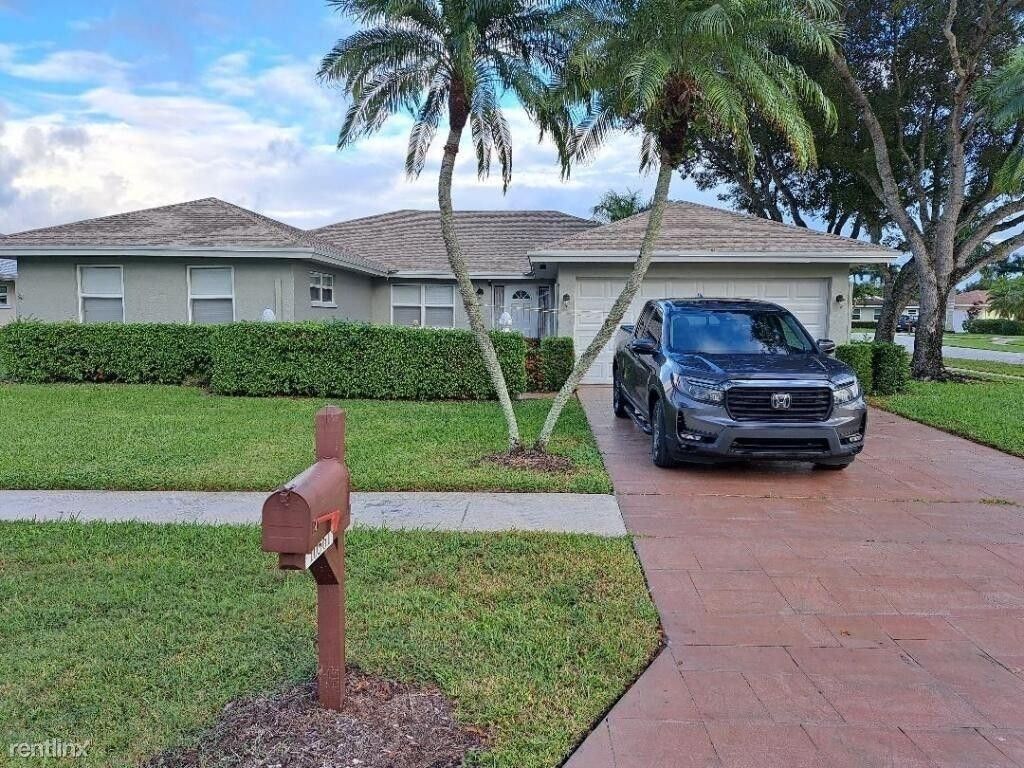 Photo of 10561 Greentrail Drive, Boynton Beach, FL 33436 (MLS # F10536308)