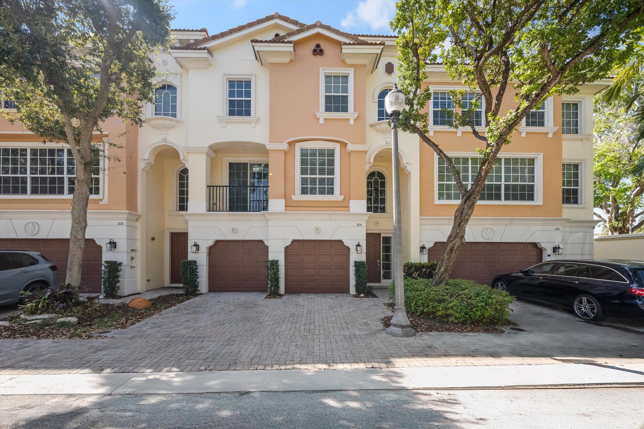 604 NE Venezia Lane