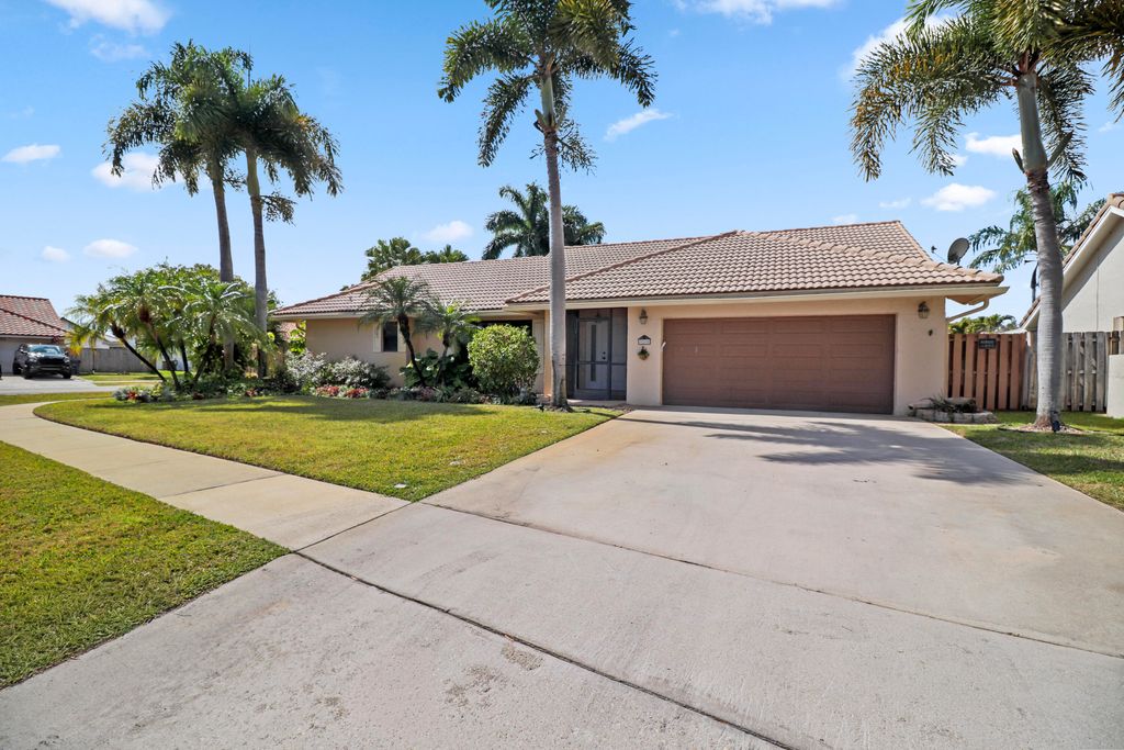 Photo of 9260 Laurel Green Drive, Boynton Beach, FL 33437 (MLS # B26004189)
