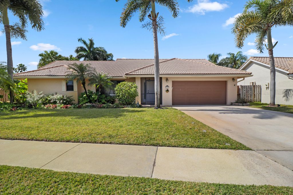 Photo of 9260 Laurel Green Drive, Boynton Beach, FL 33437 (MLS # B26004189)