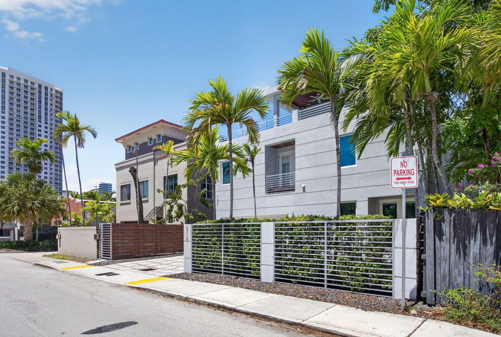 Photo of 915 SE 2nd Court, Fort Lauderdale, FL 33301 (MLS # B26019813)