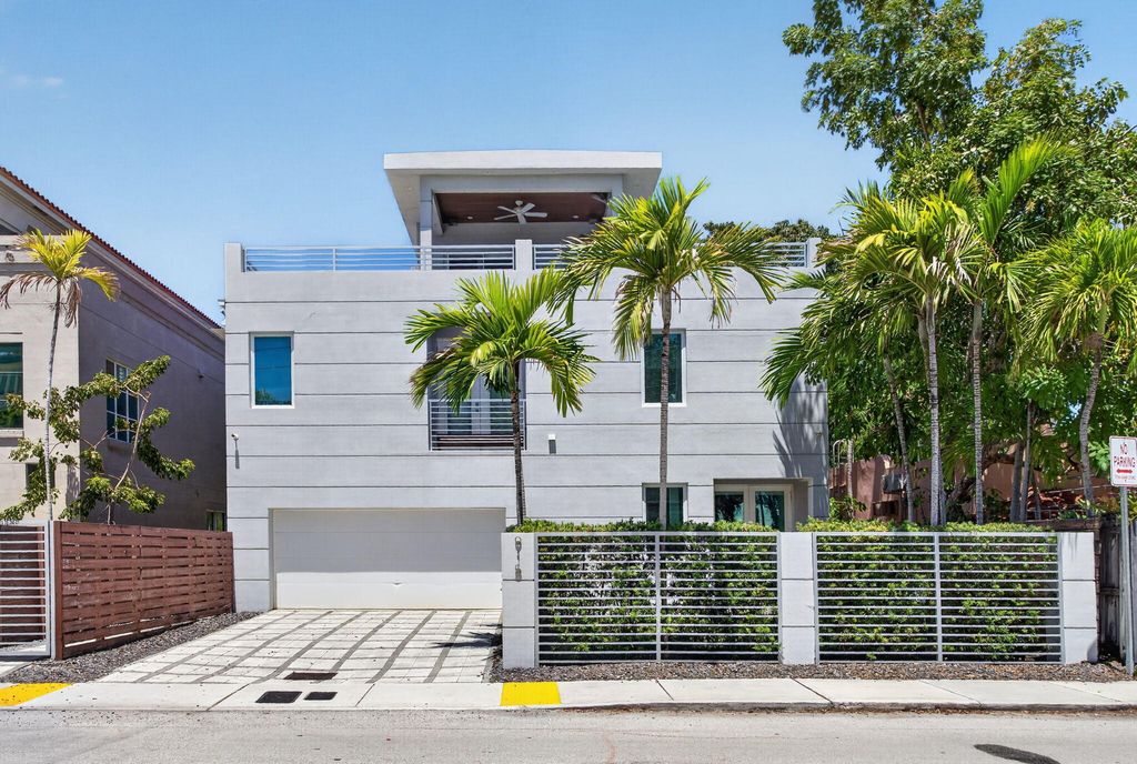 Photo of 915 SE 2nd Court, Fort Lauderdale, FL 33301 (MLS # B26019813)