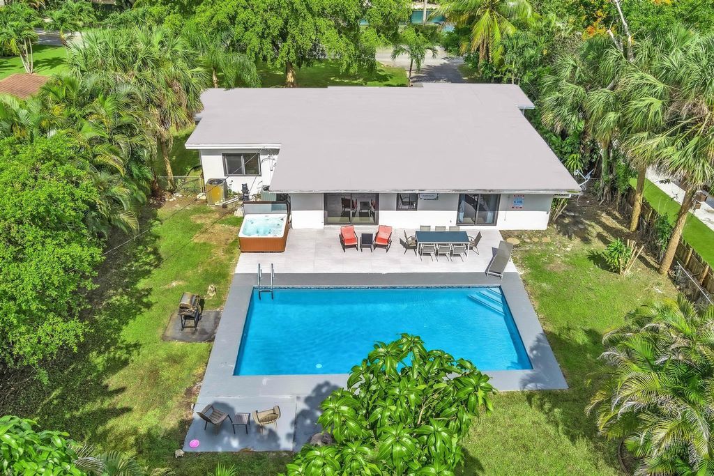 Photo of 410 E Country Club Circle, Plantation, FL 33317 (MLS # F10487982)