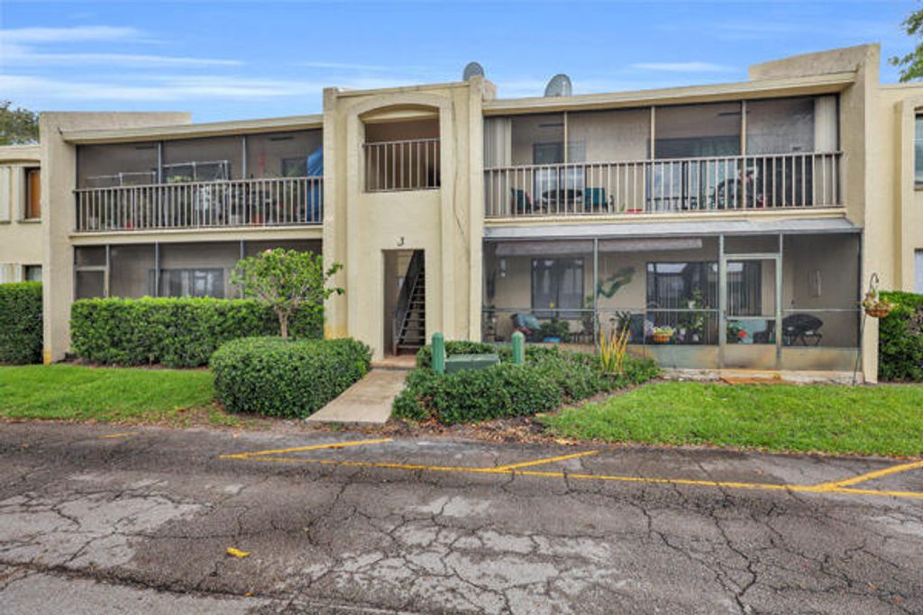 Photo of 150 Pineview Road #J6, Jupiter, FL 33469 (MLS # B26026833)