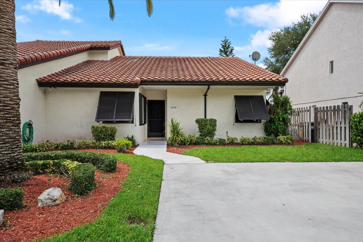 Fully furnished, villa with serene lake views and stunning sunsets. Bright open layout with tile flooring, granite countertops, new appliances, and a screened patio with grilling area. Bedrooms feature en-suite baths and custom walk-in closets. The kitchen is thoughtfully equipped by the landlord, including a coffee machine, cookware, tableware, and more for everyday convenience. Large laundry room with washer/dryer included. Just a block from the neighborhood park and fishing at Lake Wellington, and only 15 minutes to WEF ideal for seasonal.
