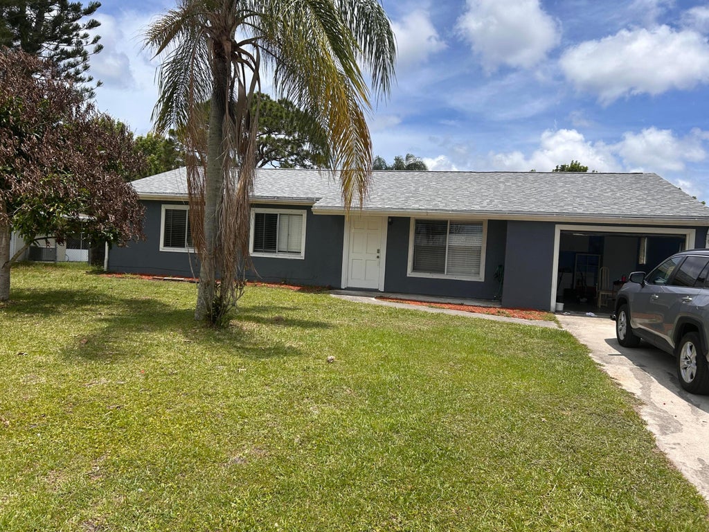 Photo of 2029 SE Hideaway Circle, Port Saint Lucie, FL 34952 (MLS # B26040049)