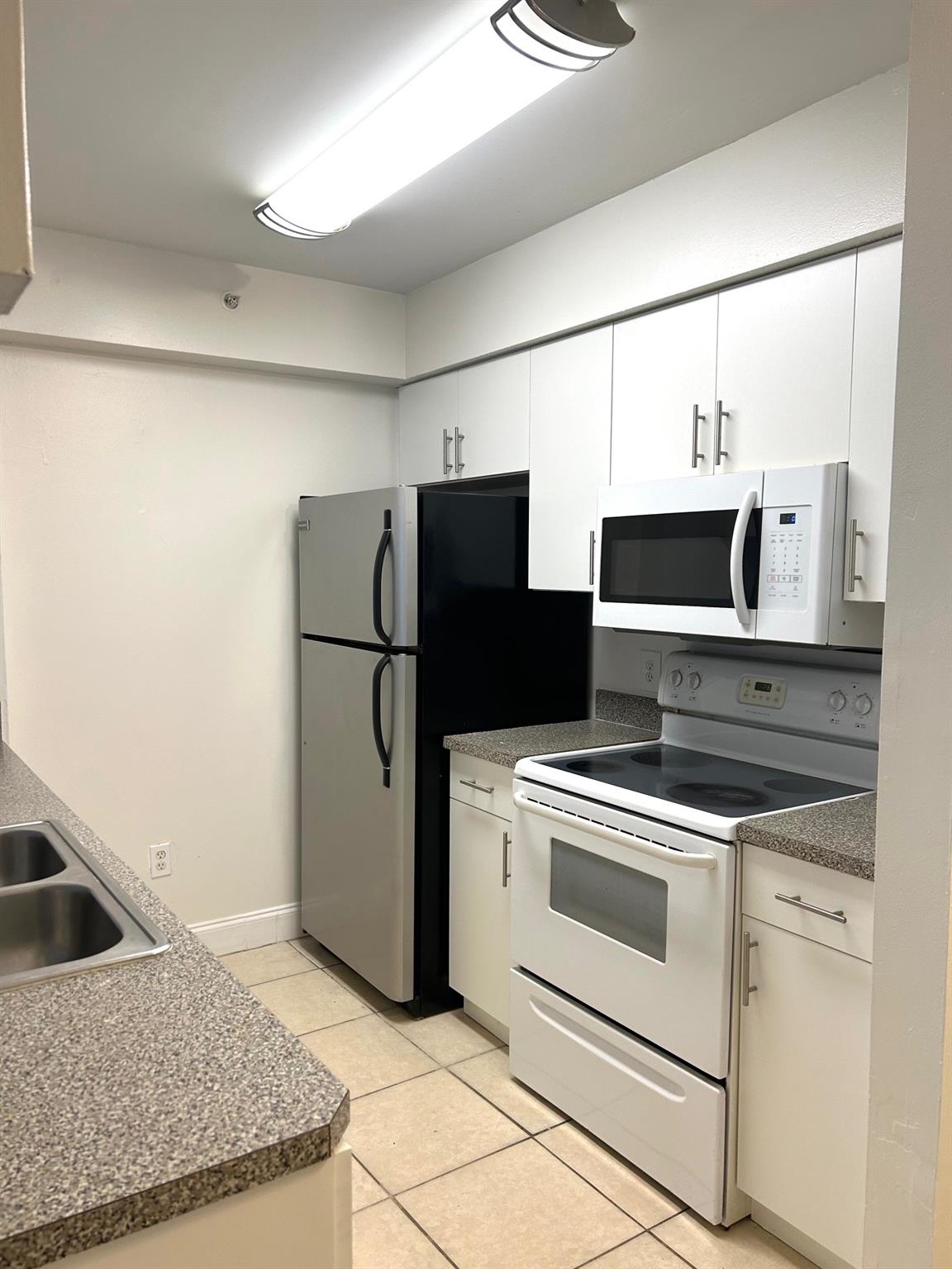 Beautiful ground floor apartment with 2 bedrooms and 1 bathroom with private screen patio. New wood floor laminate in the bedrooms, tile in the common areas. New Kitchen and no popcorn on the ceilings. Washer and Dryer included. Tenant leaving on Aug 15th. The community offers resort-style amenities including gym, pool, tennis court, club house, etc. Very close to public golf course, restaurants, pharmacy, train station and 10 min away from Hollywood Beach.