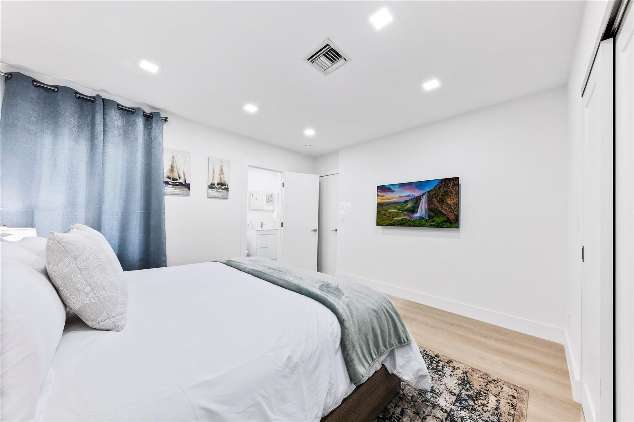 LAS OLAS BY THE SEA EXT - Residential Lease