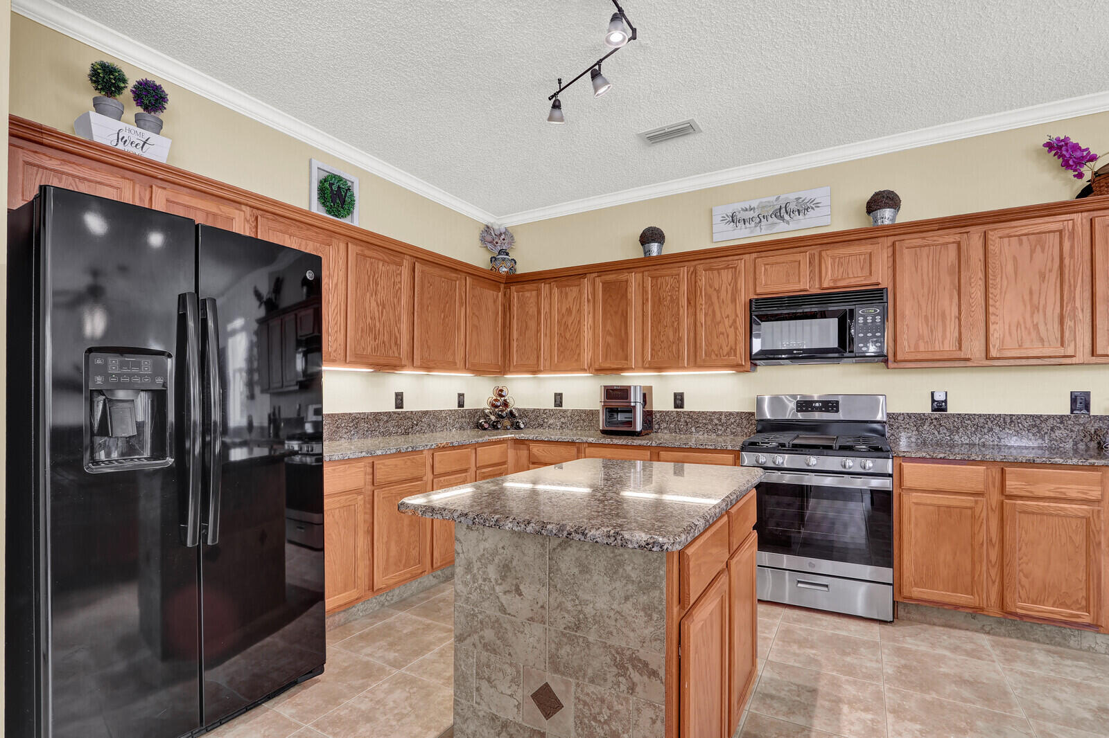 THOROUGHBRED LAKE ESTATES 1 - Residential