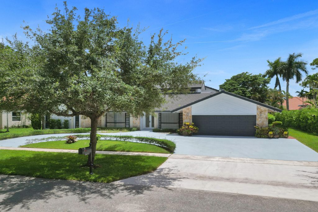 Photo of 7475 Estrella Circle, Boca Raton, FL 33433 (MLS # B26004714)