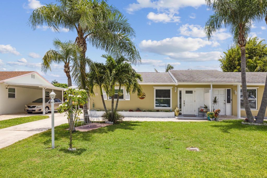 Photo of 914 Riverwood Lane, Jupiter, FL 33458 (MLS # R10896099)