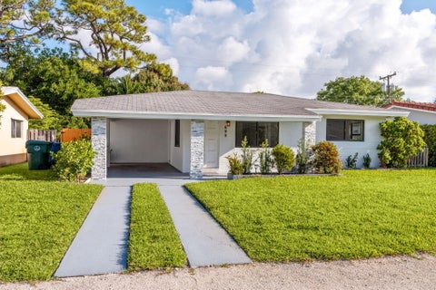 Tiny photo for 699 NE 40th Street, Oakland Park, FL 33334 (MLS # B26008971)