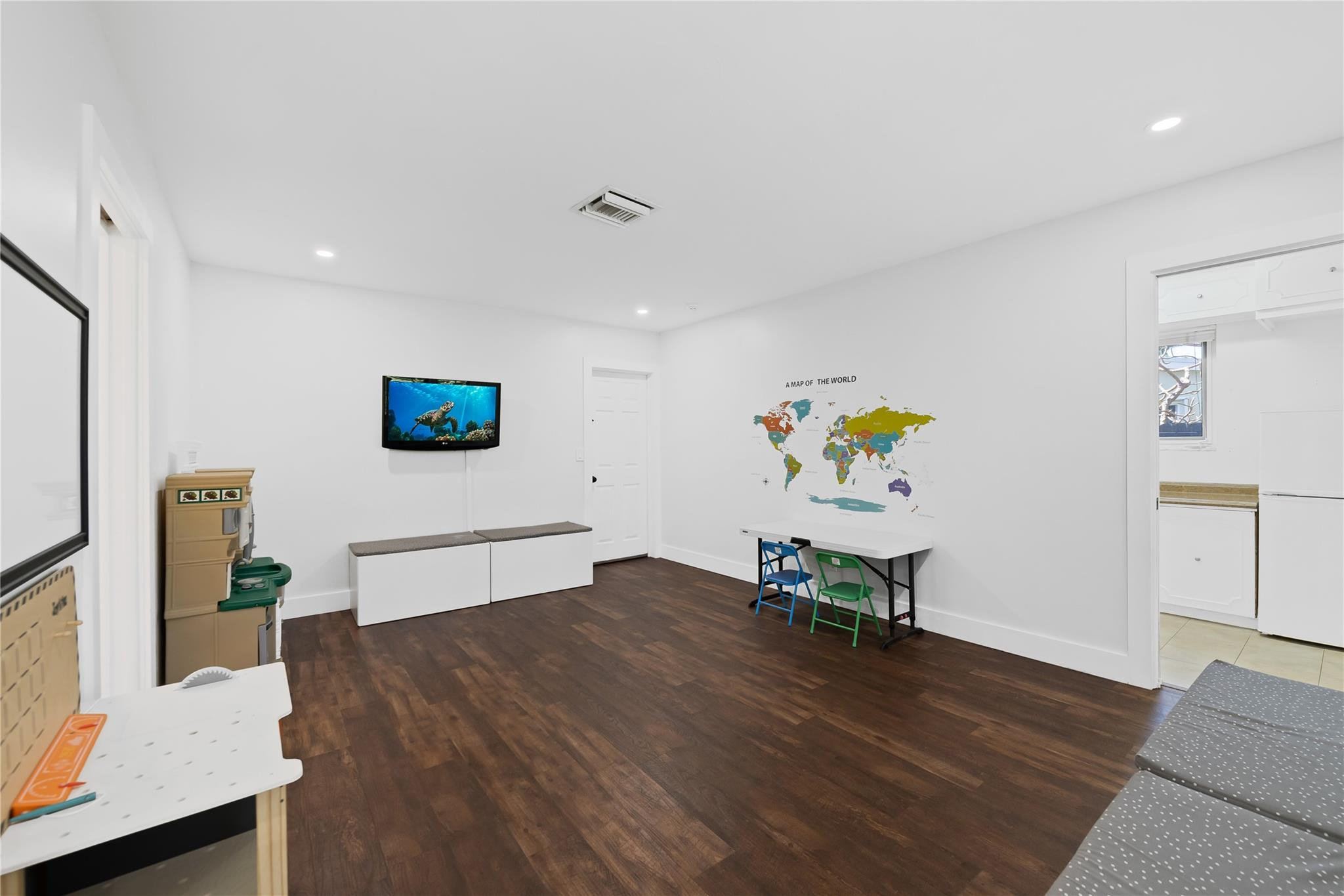 HOLLYWOOD HILLS - Residential