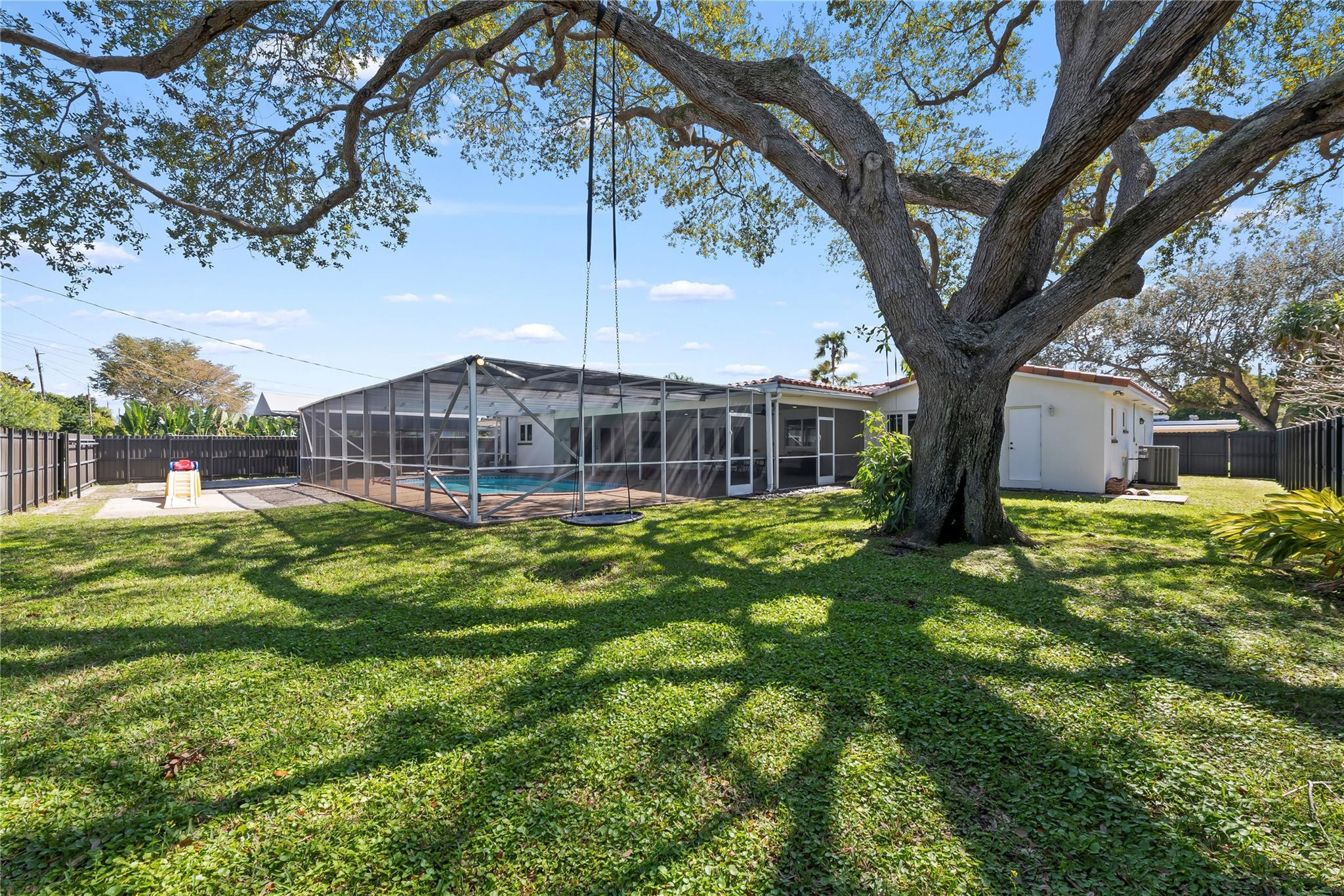 HOLLYWOOD HILLS - Residential