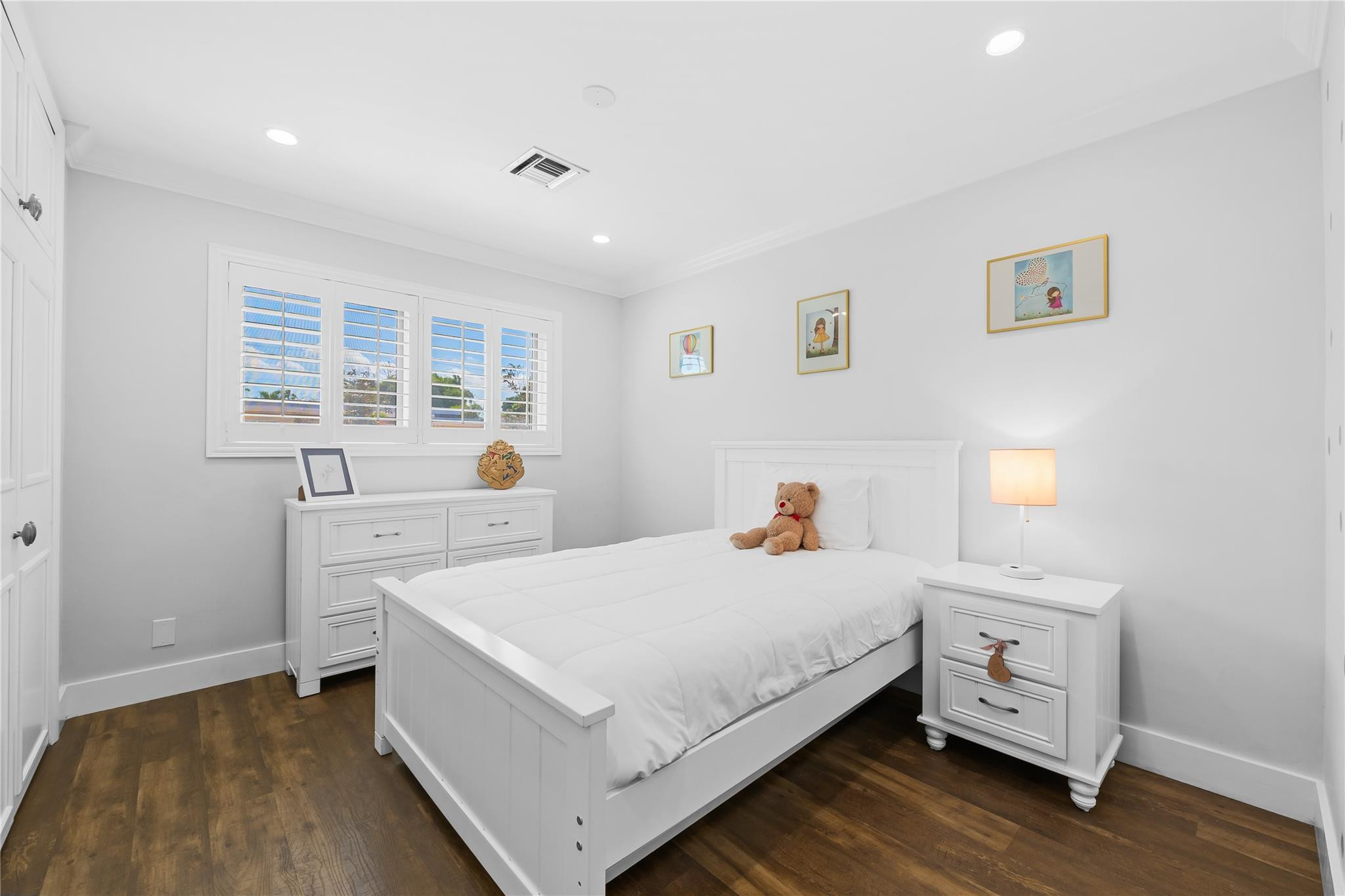 HOLLYWOOD HILLS - Residential