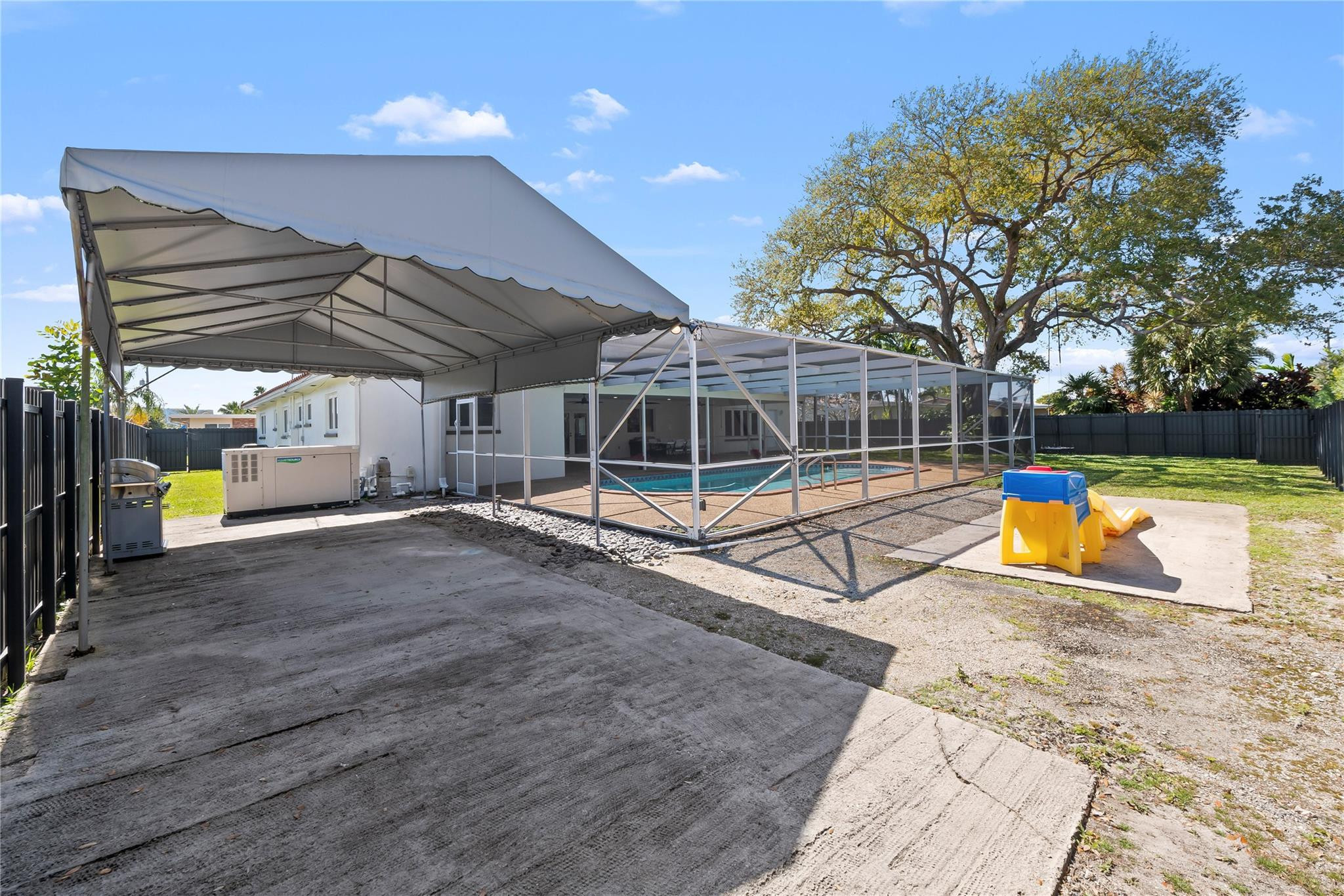 HOLLYWOOD HILLS - Residential