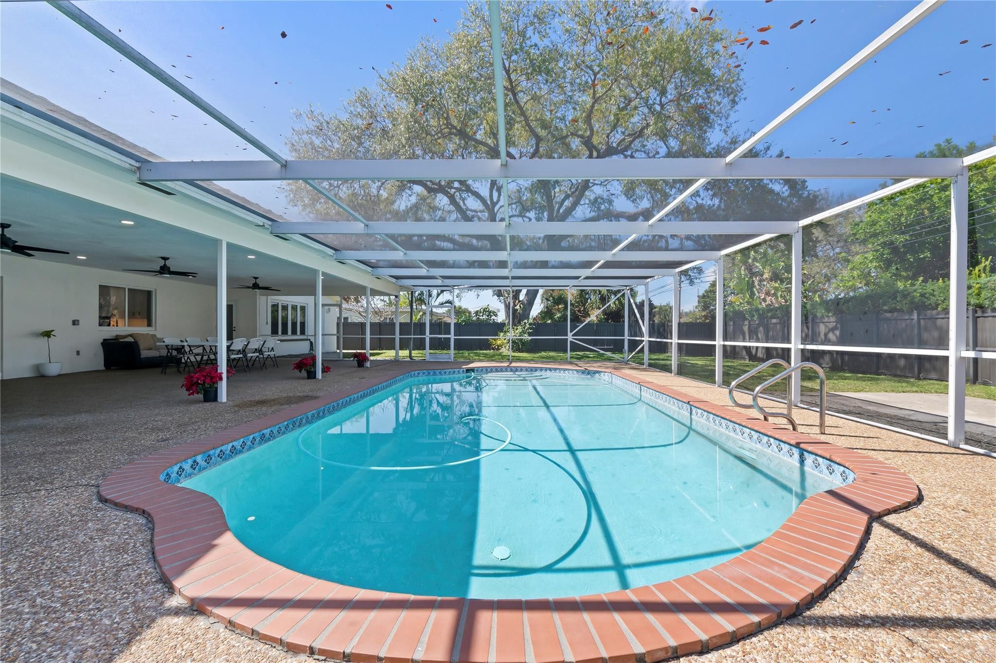 HOLLYWOOD HILLS - Residential