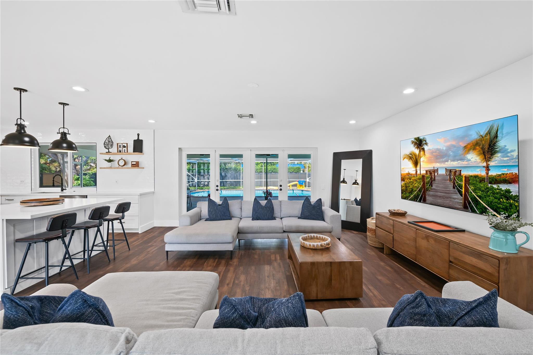 HOLLYWOOD HILLS - Residential